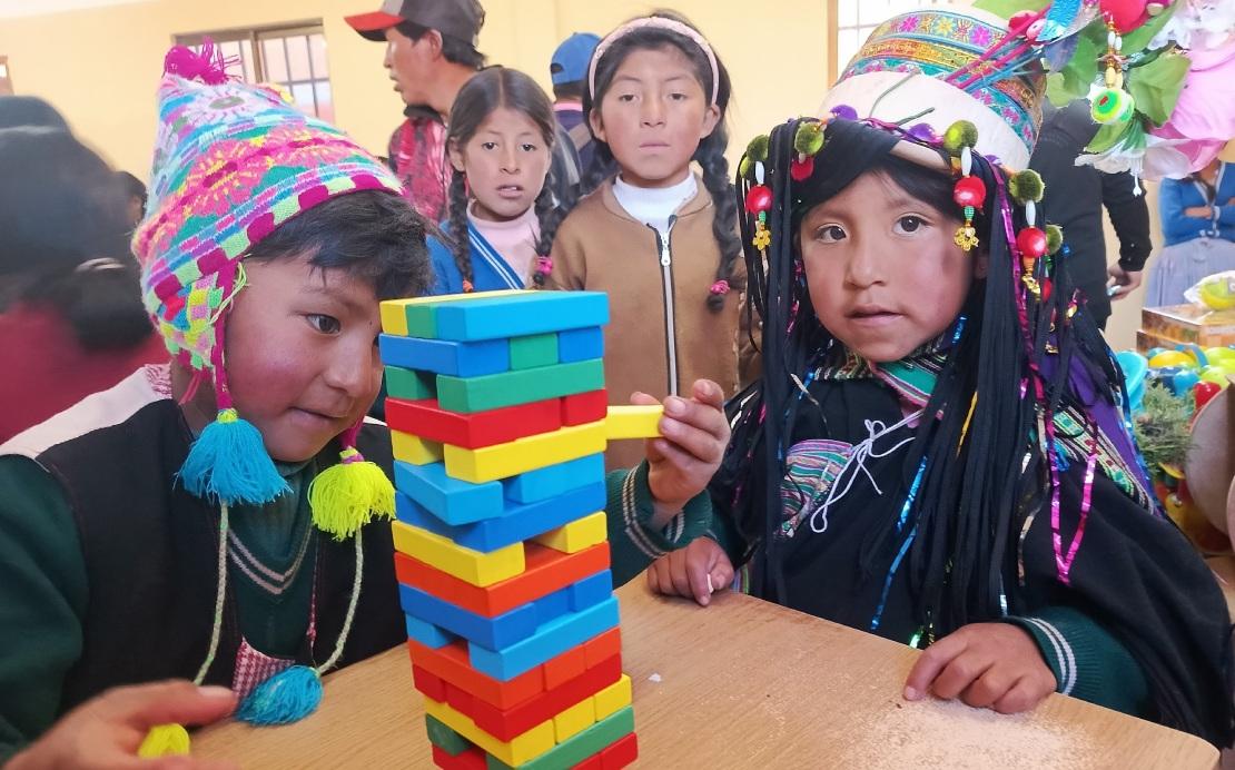 선물받은 놀이물품으로 노는 아이